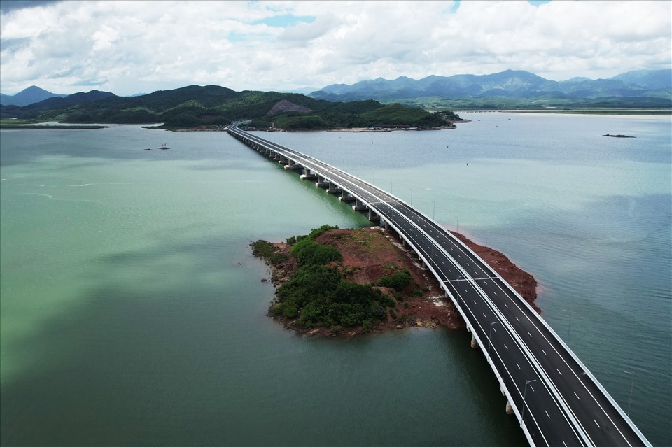 Cầu Vân Tiên - cây cầu lớn nhất trên tuyến cao tốc Vân Đồn - Móng Cái. Ảnh: Đỗ Phương