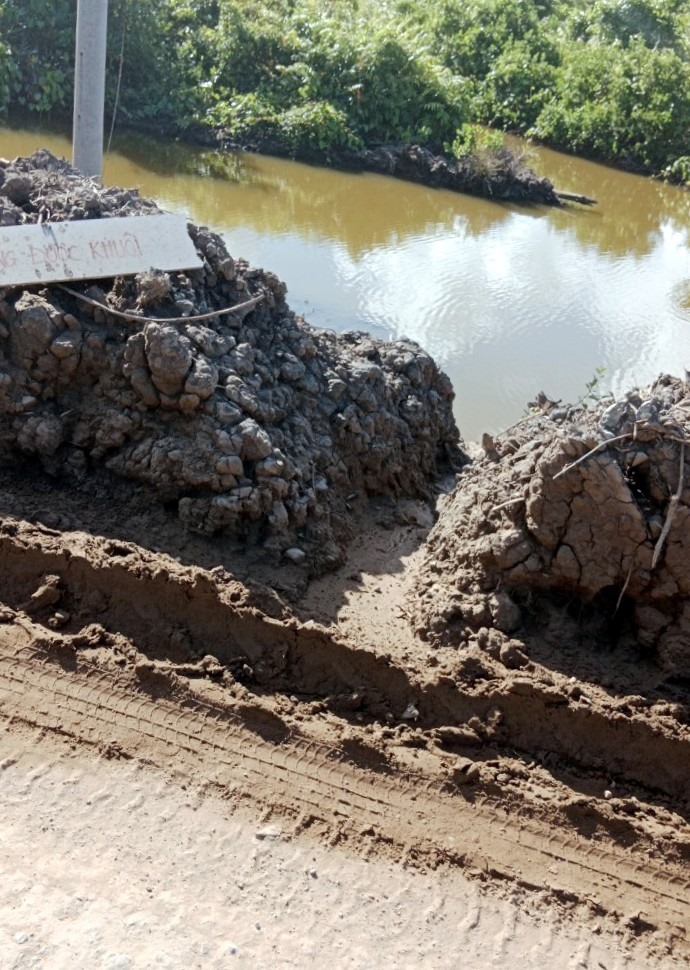 Nước, cát từ công trình Năm Căn - Đất Mũi chảy thẳng xuống vuông tôm của người dân. Ảnh: Nhật Hồ