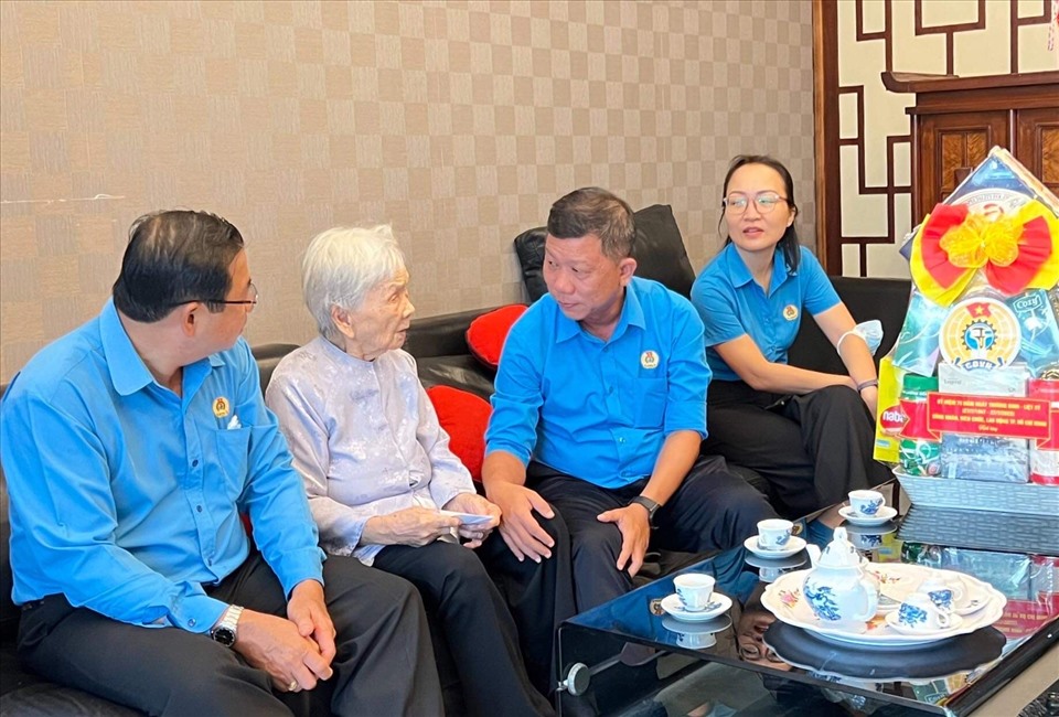 Ông Trần Đoàn Trung (thứ hai từ phải qua) cùng các cán bộ công đoàn TPHCM thăm hỏi, tặng quà Mẹ Việt Nam Anh hùng. Ảnh: Đức Long