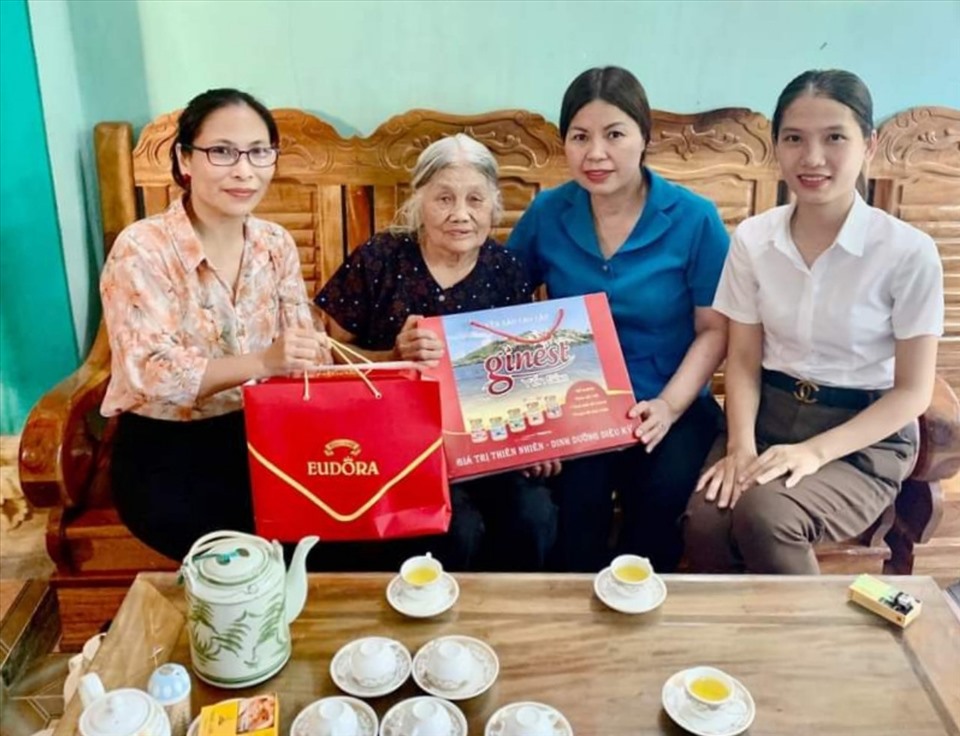 Lãnh đạo LĐLĐ huyện Nho Quan, Ninh Bình thăm hỏi, tặng quà các gia đình Mẹ Việt Nam anh hùng trên địa bàn huyện. Ảnh: NT