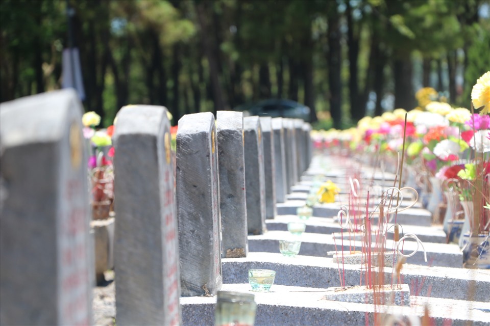 Những phần mộ ở Nghĩa trang liệt sĩ Trường Sơn.