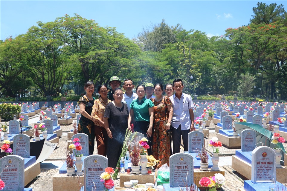 Ông Thái Anh Định (75 tuổi, TP. Vinh, Nghệ An, là thân nhân của liệt sĩ Thái Hữu Chất), ông Định cho biết, những dịp này ông và gia đình năm nào cũng đến với Nghĩa trang liệt sĩ Trường Sơn để dâng hoa, dâng hương tưởng nhớ công ơn các anh hùng liệt sĩ đang yên nghỉ tại đây.