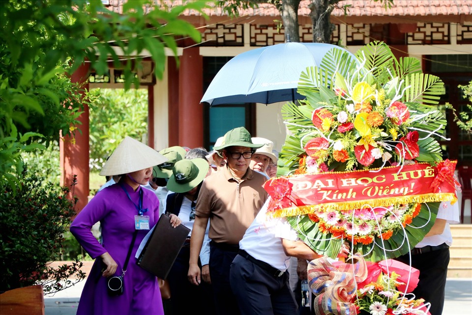 Dù trời rất nắng nhưng đoàn hành hương của Đại học Huế (Thừa Thiên Huế) đã chuẩn bị chu đáo, đăng ký làm lễ hành hương từ sớm.