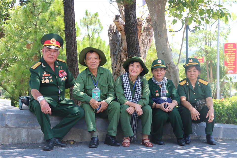 Những người đồng đội tìm về với đồng đội tại Nghĩa trang liệt sĩ Đường 9.