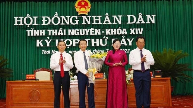 Lãnh đạo tỉnh Thái Nguyên chúc mừng tân Phó Chủ tịch UBND tỉnh Thái Nguyên Nguyễn Thanh Bình (thứ hai bên trái qua).