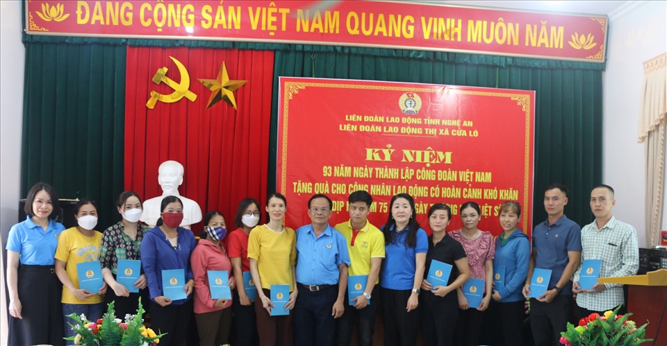 LĐLĐ tỉnh Nghệ An trao quà cho đoàn viên, người lao động thị xã Cửa Lò. Ảnh: TV