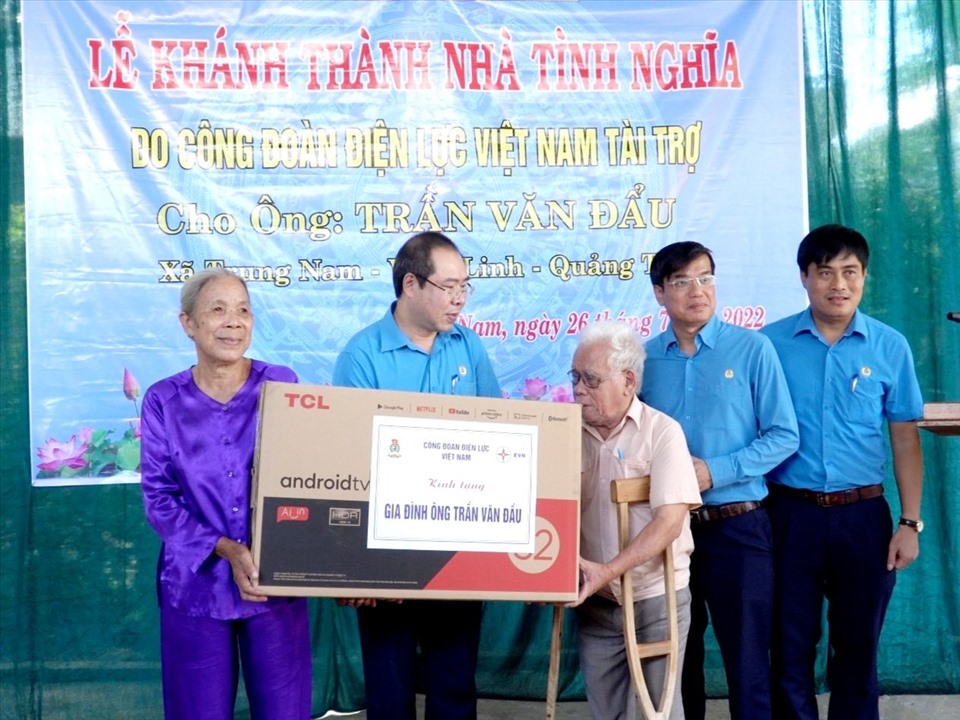 Công đoàn Điện lực Việt Nam trao tặng quà mừng tân gia cho gia đình ông Trần Văn Đẩu