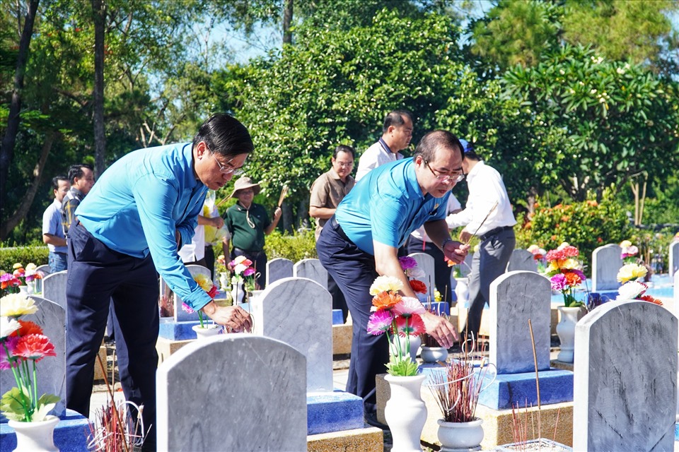 Đoàn công tác dâng hương, đặt vòng hoa kính viếng các anh hùng liệt sỹ tại Nghĩa trang Liệt sỹ Quốc gia Trường Sơn
