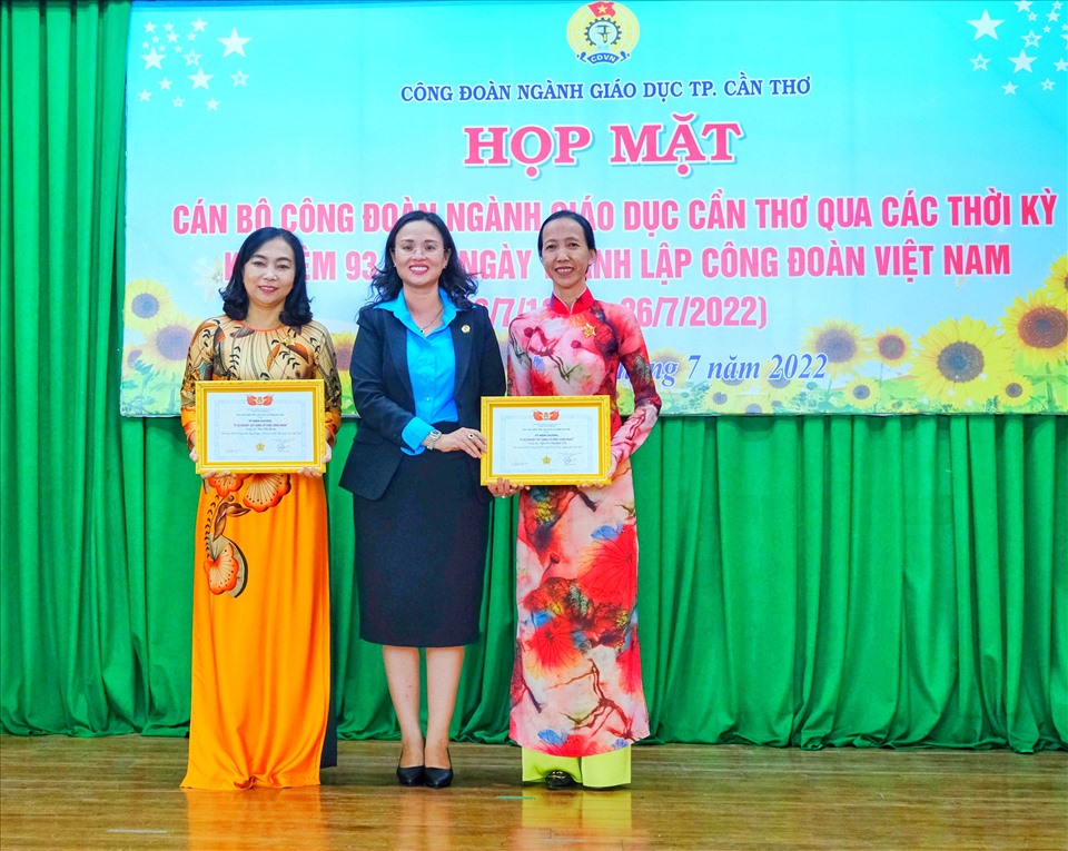 Chủ tịch LĐLĐ TP.Cần Thơ Lê Thị Sương Mai trao kỷ niệm chương cho 2 cá nhân.