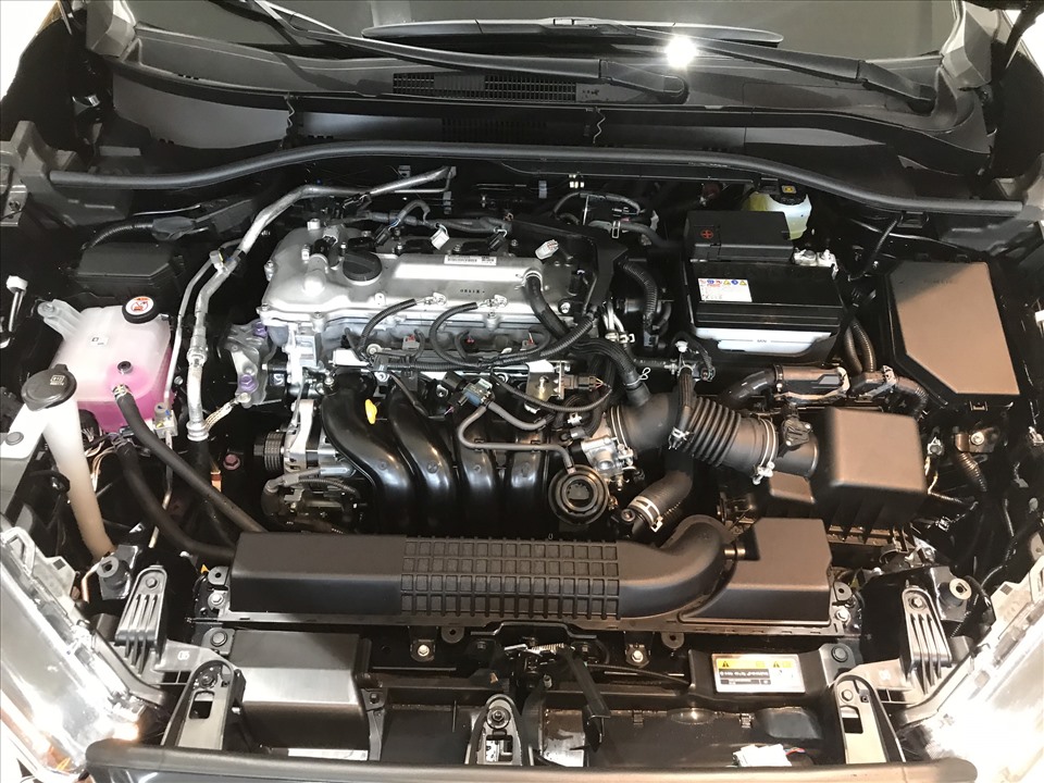 Với hai phiên bản 1.8G và 1.8V, Toyota Corolla Cross 2022 trang bị động cơ xăng 1.8L hút khí tự nhiên cung cấp công suất tối đa 138 mã lực và mô-men xoắn cực đại 172Nm  đi kèm là hộp số vô cấp CVT. Riêng phiên bản 1.8HV, Toyota Corolla Cross 2022 trang bị động cơ Hybrid kết hợp động cơ xăng 1.8L hút khí tự nhiên. động cơ 2ZR-FXE, được thiết kế dành riêng cho hệ thống Hybrid tích hợp công nghệ van biến thiên kép Dual VVT-i và chu trình Atkinson cho công suất tối đa 97 mã lực và mô-men xoắn cực đại 143Nm. Kết hợp với động cơ trên là một động cơ điện sử dụng ắc quy Nickel metal cho công suất tối đa 71 mã lực và mô-men xoắn 163Nm. Động cơ Hybrid đi kèm với hộp số vô cấp CVT với 3 chế độ lái Normal - PWR - Eco và 1 chế độ lái thuần điện EV Mode.