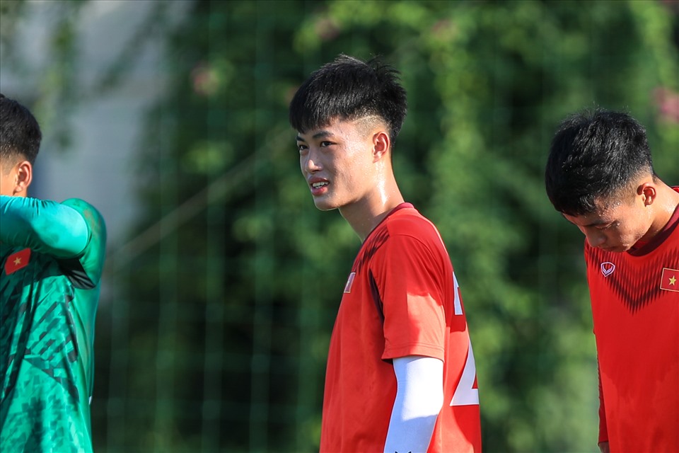 Cầu thủ thuộc biên chế câu lạc bộ Hà Nội cũng phải mướt mồ hôi với cường độ vận động cao cùng thời tiết oi nóng.