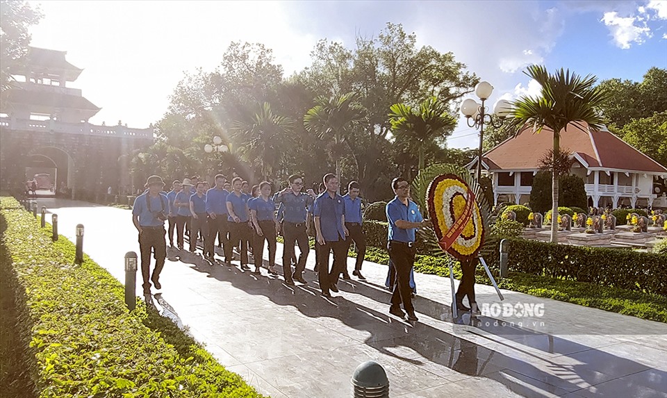 Chiều 26.7, tại Nghĩa trang liệt sĩ Quốc gia - A1, tỉnh Điện Biên, đoàn đã đến đặt vòng hoa, dâng hương và tri ân các anh hùng liệt sĩ.
