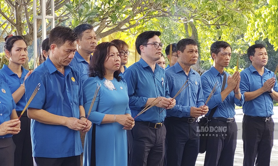 Trong không khí trang nghiêm và linh thiêng, đoàn đại biểu Tổng LĐLĐ Việt Nam và LĐLĐ tỉnh Điện Biên đã bày tỏ lòng thành kính và biết ơn sâu sắc trước vong linh các anh hùng liệt sĩ.