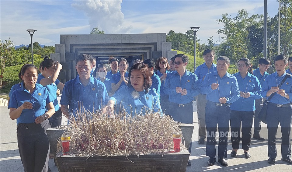 Trước đó, đoàn đã đến dâng hoa, dâng hương tại Đền thờ các anh hùng liệt sĩ tại Chiến trường Điện Biên Phủ.