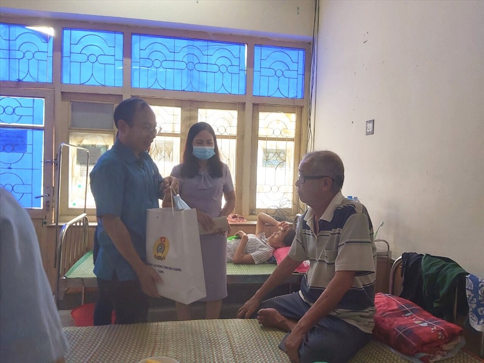 Ông Lê Đức Thọ - Phó Chủ tịch Liên đoàn Lao động tỉnh Bắc Giang thăm, tặng quà thương binh, bệnh binh là bố mẹ cán bộ cơ quan Liên đoàn Lao động tỉnh.