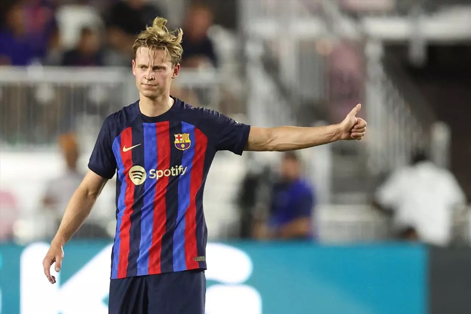 De Jong được khuyên giảm 40% lương nếu muốn ở lại Barcelona. Ảnh: AFP