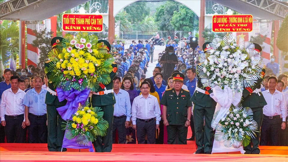 Tham dự chương trình có ông Trần Việt Trường – Chủ tịch UBND thành phố Cần Thơ cùng lãnh đạo các sở, ban, ngành, đoàn thể thành phố và hơn 1.000 đoàn viên thanh niên.