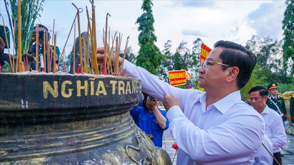 Tại buổi lễ, lãnh đạo thành phố dâng hoa, dâng hương lên tượng đài Tổ quốc ghi công nhằm tưởng nhớ các anh hùng, liệt sĩ; tất cả đoàn viên thanh niên thành phố đã thắp hơn 5.200 ngọn nến tại các phần mộ anh hùng liệt sĩ.