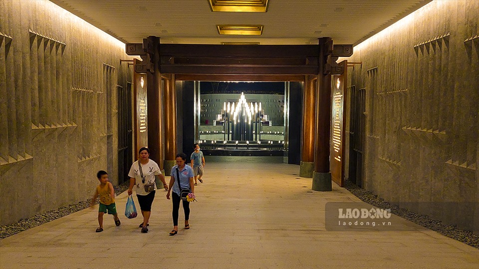 Trong đường hầm phía trên mái có 9 cửa lấy sáng tượng trưng cho 9 năm kháng chiến trường kì của dân tộc từ năm 1945 đến năm 1954.