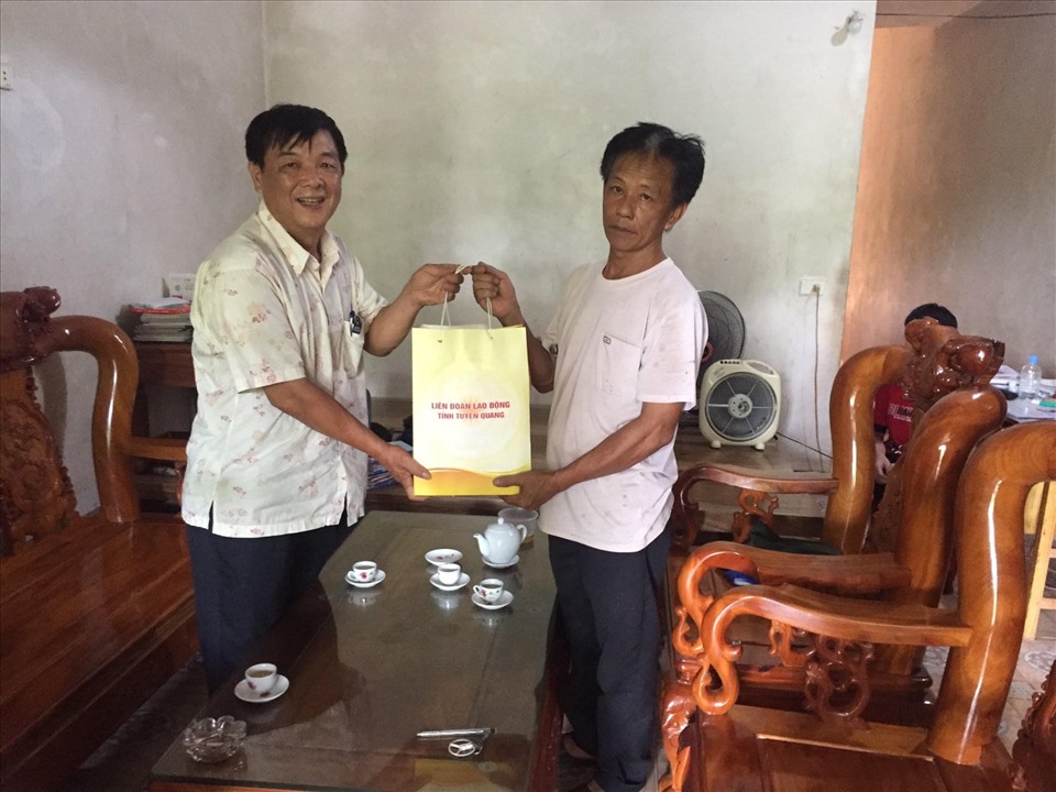 Đoàn đại biểu LĐLĐ tỉnh tặng quà cho gia đình thương binh có công với các mạng tại xã Hào Phú, huyện Sơn Dương.