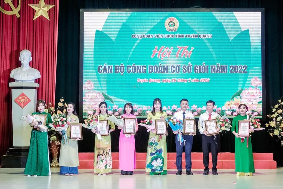 Ban lãnh đạo LĐLĐ tỉnh đã trao 1 giải nhất, 1 giải nhì, 2 giả ba và 4 giải khuyến khích cho các thí sinh.