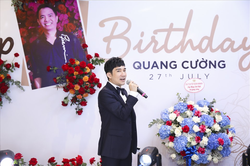 Quang Hà hát trong sinh nhật của quản lý Quang Cường. Ảnh: NSCC