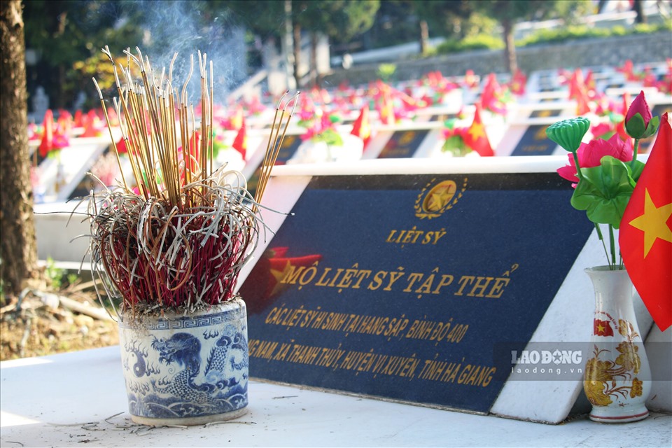 Ở Nghĩa trang Vị Xuyên có một phần mộ đặc biệt “Mộ liệt sĩ tập thể” nơi an nghỉ của các liệt sĩ hi sinh tại Hang Sập, bình độ 400, xã Thanh Thuỷ, Vị Xuyên.