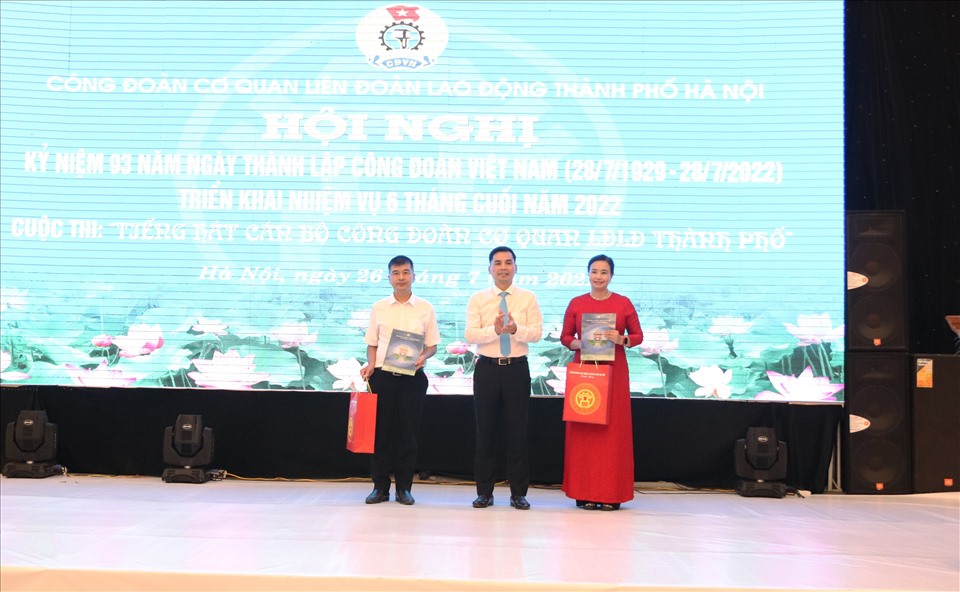 Phó Chủ tịch Liên đoàn Lao động thành phố Hà Nội Lê Đình Hùng (giữa) trao quà cho đoàn viên, người lao động thuộc Công đoàn Cơ quan có thân nhân là liệt sĩ, Mẹ Việt Nam Anh Hùng. Ảnh: DA