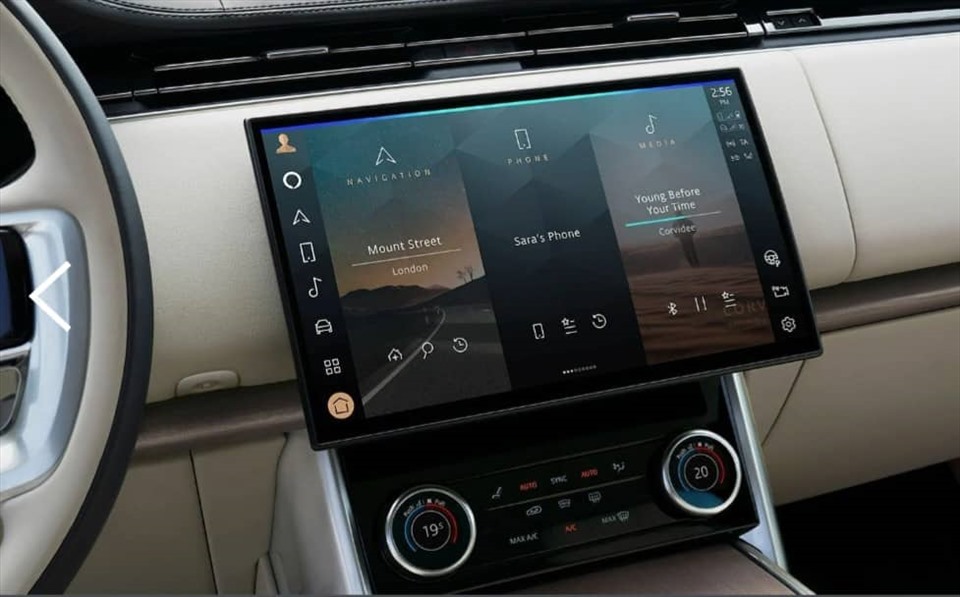 Hệ thống thông tin giải trí Pivi Pro trên chiếc Range Rover 2022 thông qua màn hình cảm ứng nổi 13,1” với mặt kính cong. Bảng đồng hồ kỹ thuật số 13,7” mới cho độ phân giải cao, cung cấp các thông tin quan và bố cục hiển thị có thể được cài đặt cấu hình bởi người lái.