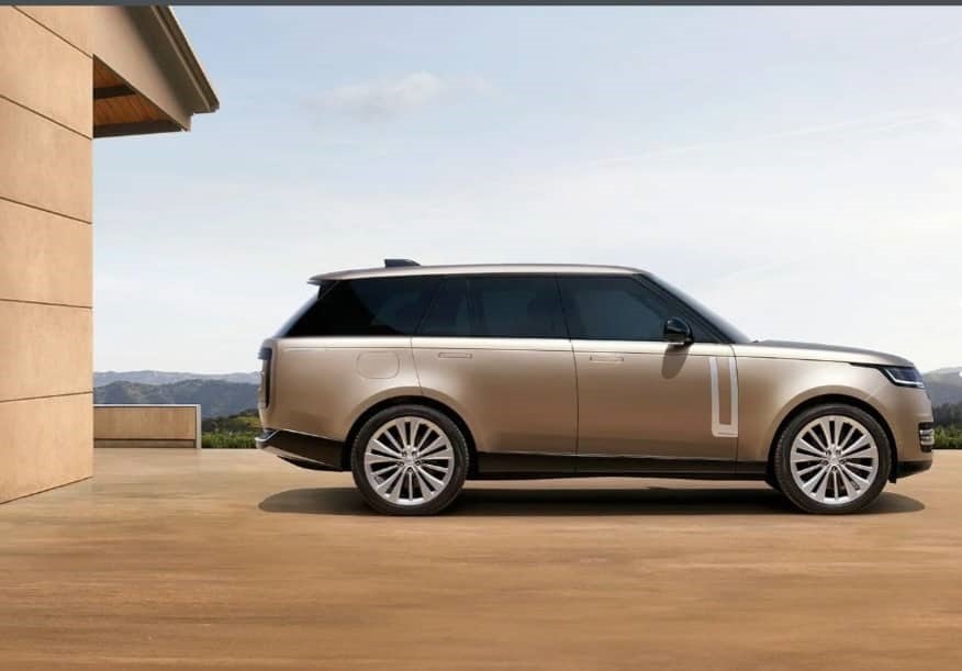 Range Rover 2022 nổi bật với thân xe mạnh mẽ được điêu khắc đẹp mắt. Các chi tiết được làm phẳng, bề mặt mở rộng gọn gàng với vây mang cá đặc trưng được tinh chỉnh lại.