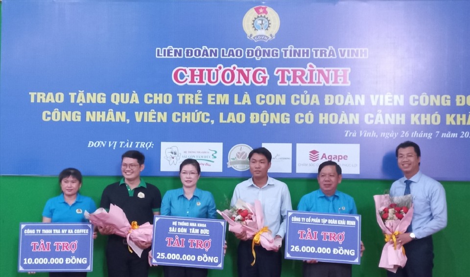 Lãnh đạo LĐLĐ tỉnh Trà Vinh nhận bảng tượng trưng từ các nhà tài trợ. Ảnh: Trí Dũng