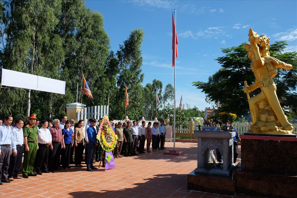 Đoàn đại biểu lãnh đạo Hải Phòng dâng hương tại khu tưởng niệm 96 liệt sỹ Tiểu đoàn Hải Đà ở Điện Bàn (Quảng Nam).