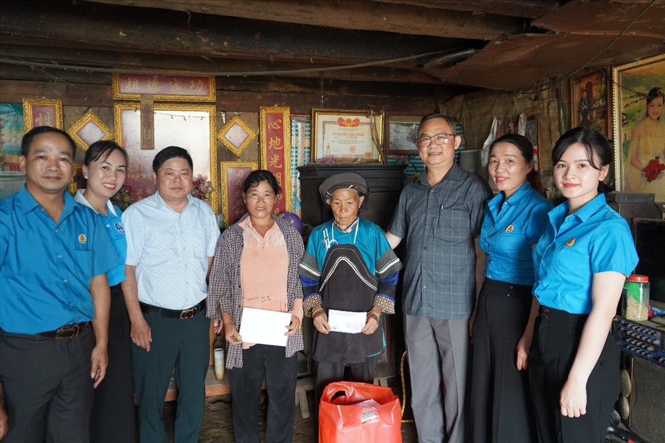 Lãnh đạo huyện Mường Khương cùng lãnh đạo LĐLĐ huyện thăm hỏi, tặng quà gia đình thương binh, liệt sĩ.