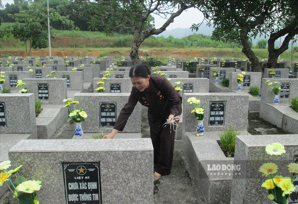 Bà Thuyết vẫn ngày ngày âm thầm “canh giấc ngủ” cho hơn 200 phần mộ liệt sĩ tại Nghĩa trang Liệt sĩ huyện Văn Yên.