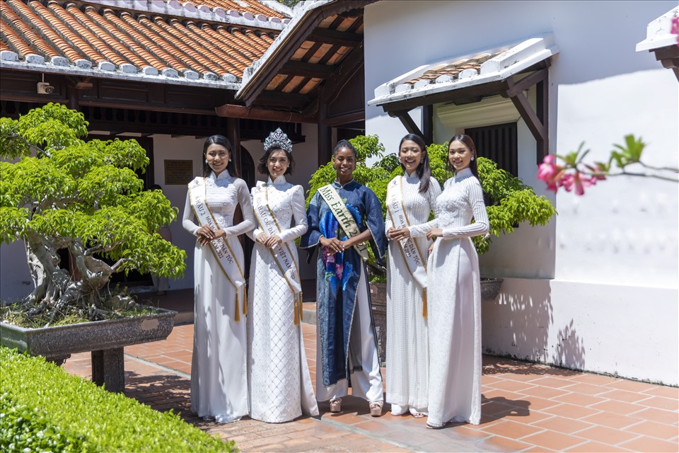 Mới đây, Hoa hậu Nông Thuý Hằng đã cùng 2 Á hậu Lương Thị Hoa Đan - Thạch Thu Thảo, người đẹp Top 5 Thảo Liên, 2 Hoa hậu Trái đất Lindsey Coffey -  Destiny Wagner tham gia những hoạt động xã hội tại Bình Thuận. Ảnh: NVCC