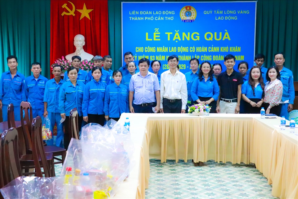 Lãnh đạo LĐLĐ thành phố, Lãnh đạo Văn phòng đại diện Báo Lao Động tại ĐBSCL, lãnh đạo công ty cùng với đoàn viên, công nhân lao động.