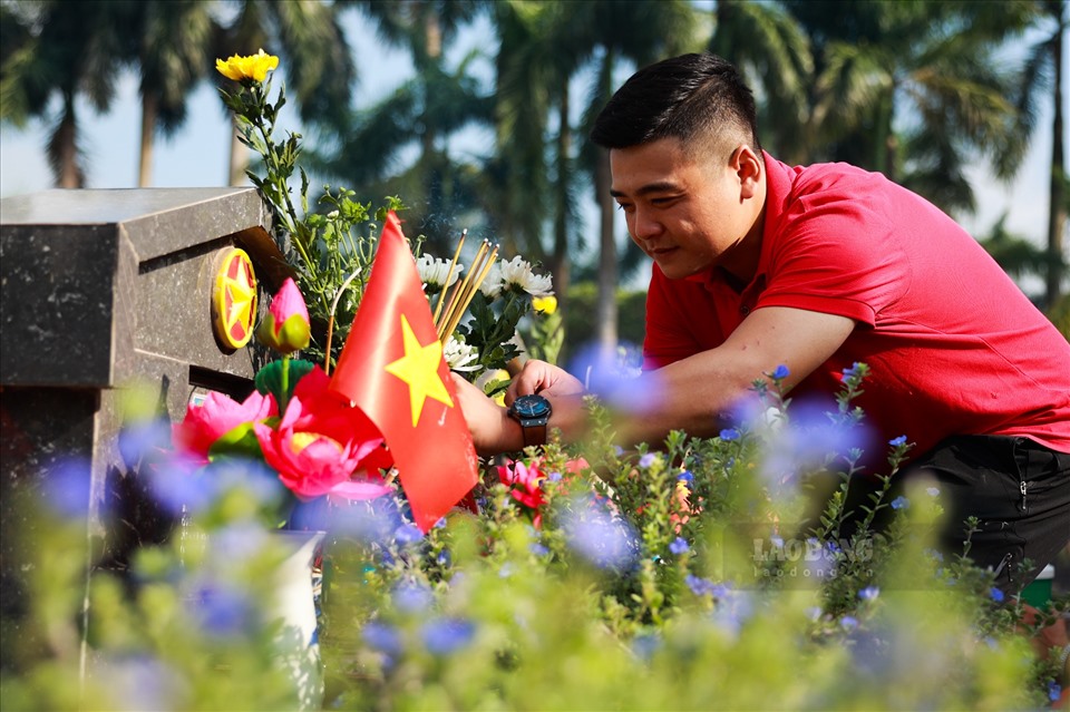 Anh Lê Hoàng Long đến thắp hương cho bác là liệt sĩ Lê Văn Hùng hi sinh năm 1978 và các đồng đội.