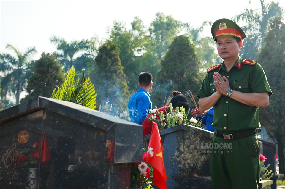 Thượng tá Bùi Đăng Tuấn thắp hương trước phần mộ liệt sĩ Đặng Thuỳ Trâm.