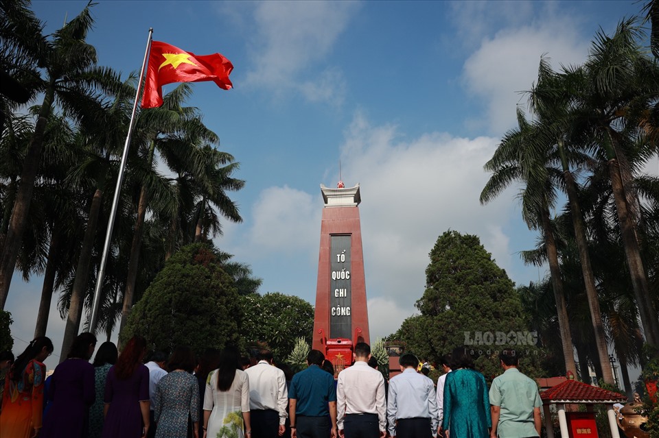 Đoàn đại biểu TP Hà Nội dâng hương tưởng niệm các Anh hùng liệt sĩ.