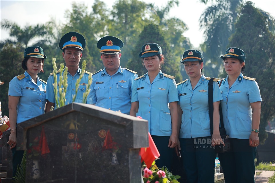 Trung tá Nguyễn Như Sỹ, Phó Chủ nhiệm Chính trị Lữ đoàn 28, Quân chủng Phòng không Không quân cùng các đồng đội trong đơn vị thắp hương trước phần mộ liệt sĩ Đặng Thuỳ Trâm.