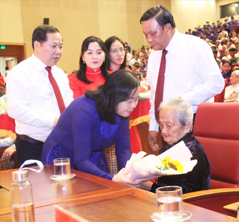 Trưởng Ban Dân vận Trung ương Bùi Thị Minh Hoài tặng hoa người có công
