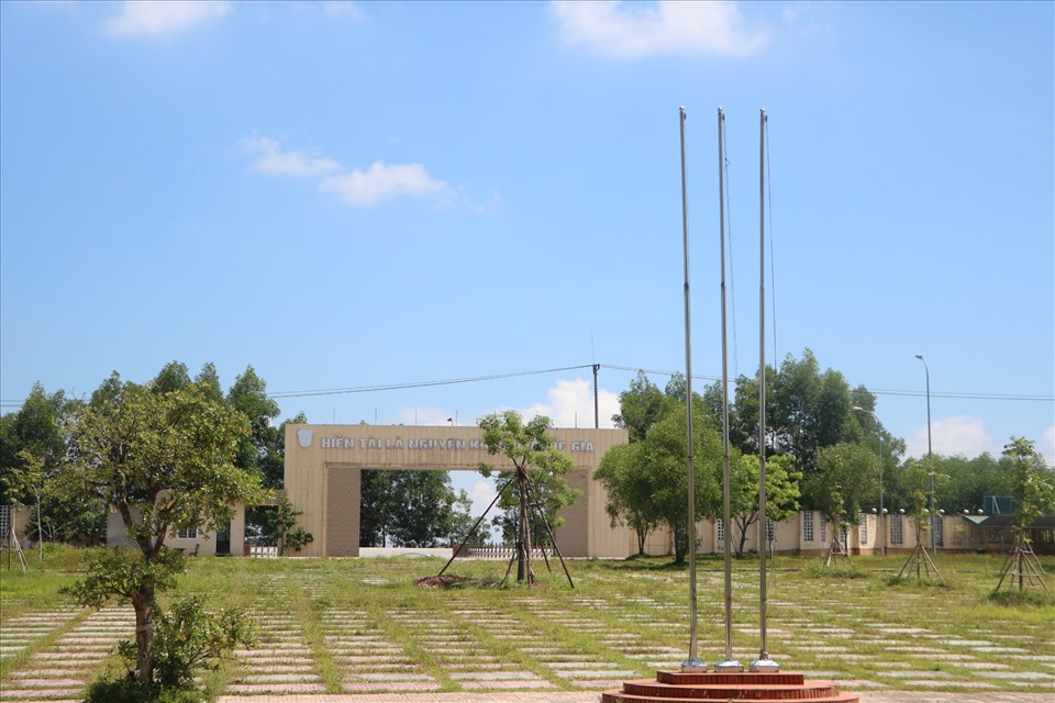 Nhìn ra phía cổng vào có thể thấy dòng chữ “Hiền tài là nguyên khí của quốc gia” bị úa màu xen với 3 cột cờ trơ trọi.