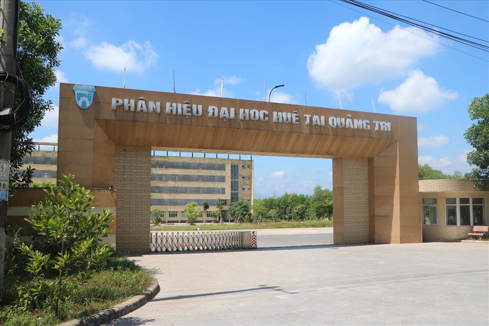 Năm 2003, thể theo nguyện vọng của Đảng bộ và Nhân dân tỉnh Quảng Trị, UBND tỉnh Quảng Trị đã thảo luận thống nhất với Đại học Huế về việc xây dựng và phát triển giáo dục đại học trên địa bàn tỉnh.