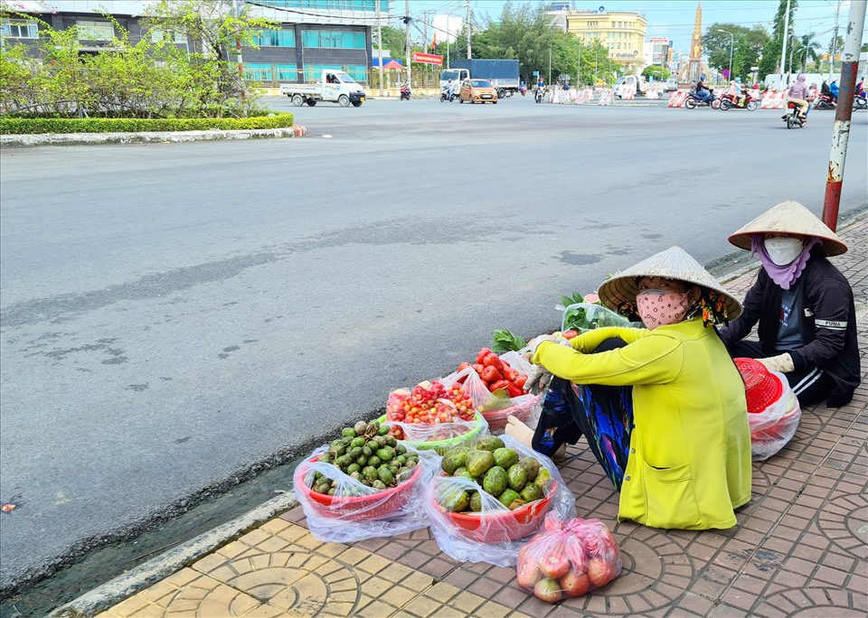 Người dân bày bán hàng hóa bên lề đường để có thể giảm giá cho người tiêu dùng. Ảnh: Nhật Hồ