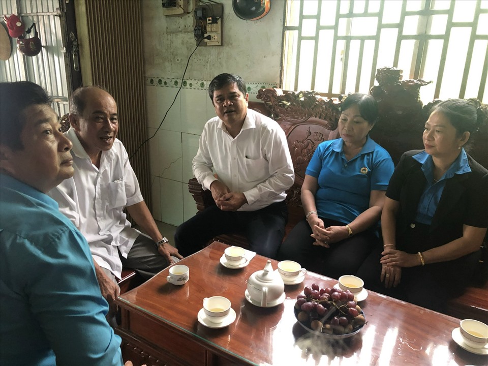 Ông Nguyễn Văn Bảy - Chủ tịch LĐLĐ tỉnh Hậu Giang, thăm hỏi ân cần bày tỏ lòng biết ơn sâu sắc đến gia đình, người thân thương binh Phan Văn Nam.
