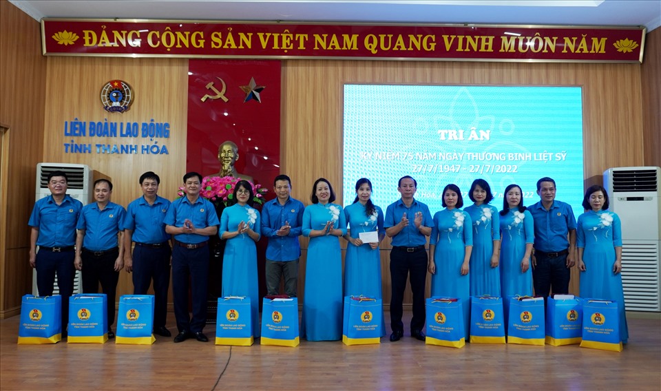 Đại diện lãnh đạo LĐLĐ tỉnh Thanh Hóa trao quà