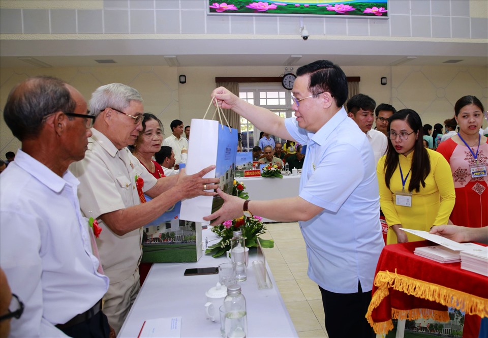 Chủ tịch Quốc hội Vương Đình Huệ tặng quà cho các đại biểu người có công.