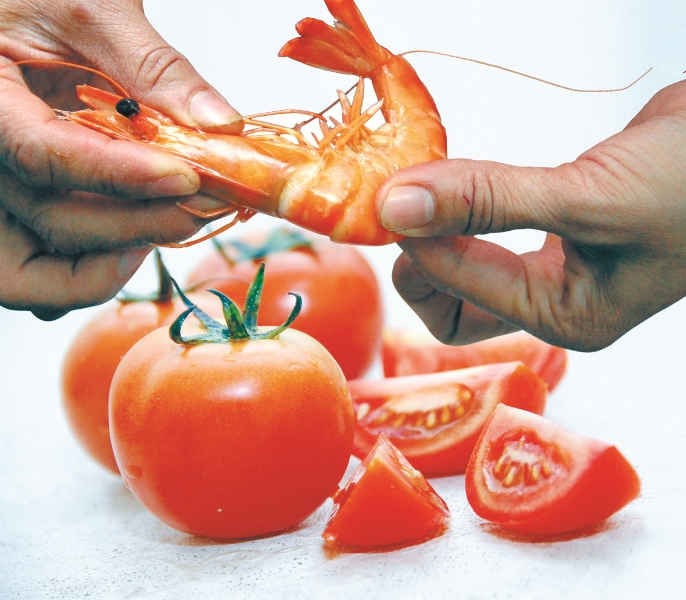 Không nên nấu cà chua cùng tôm. Tuy tôm là một thực phẩm bổ dưỡng, có tavs dụng phòng trị bệnh mãn tính, đau mỏi gối, thiếu sữa sau sinh… Nhưng khi ăn chung hai thực phẩm sẽ sinh ra asen ( gọi là thạch tín ) rất nguy hiểm.
