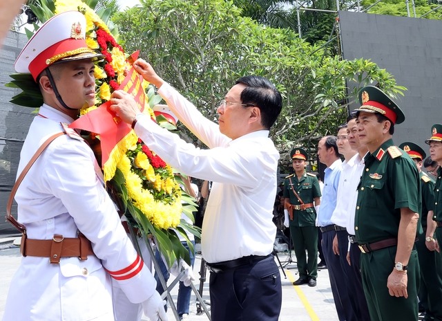 Phó Thủ tướng Thường trực dâng hương tại Nghĩa trang Liệt sĩ Vị Xuyên.