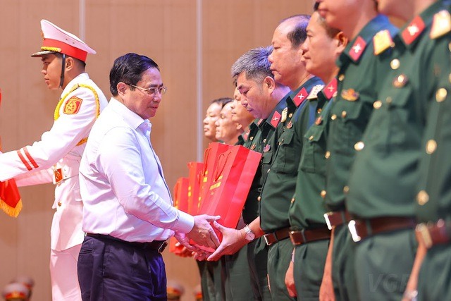 Thủ tướng Phạm Minh Chính tặng quà các đội tìm kiếm, quy tập hài cốt liệt sĩ   Ảnh: Nhật Bắc